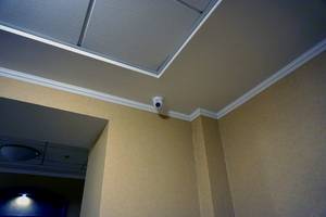 Камера в гостинице на потолке в углу