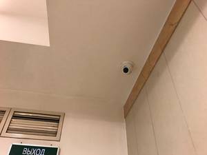 Камера видеонаблюдения в гостинице у стены
