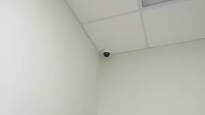 Камера на потолке в углу